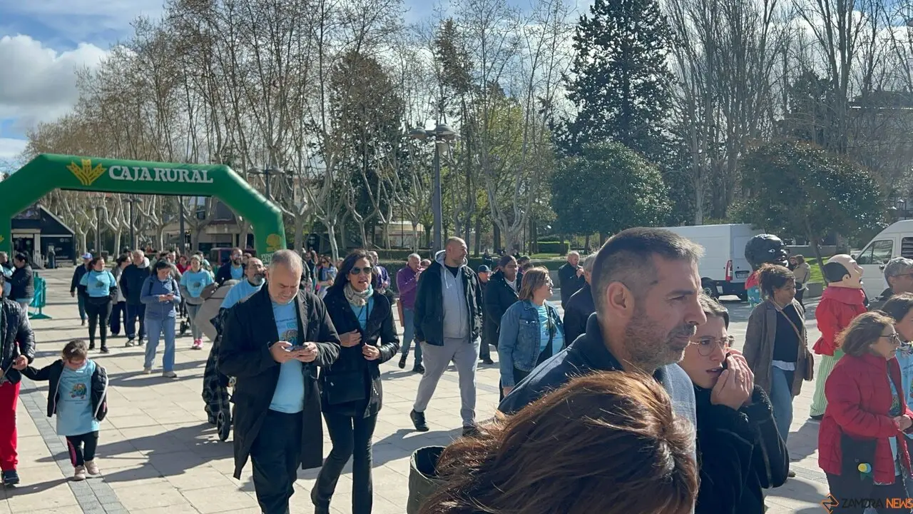 Zamora se vuelca con el autismo en una marcha que une a decenas de familias