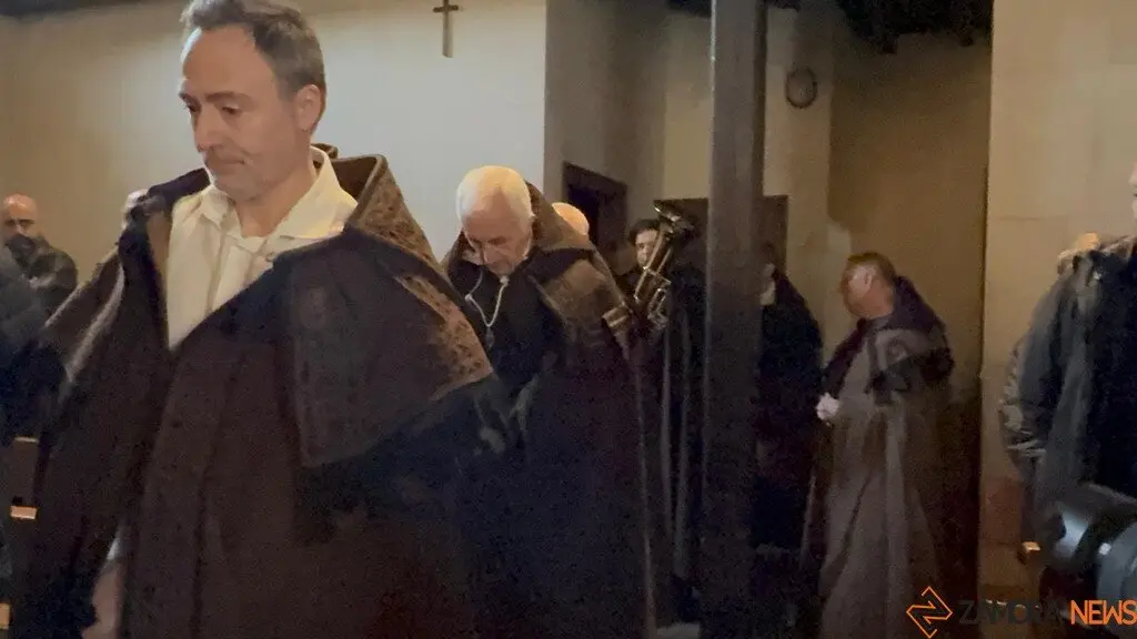 La Hermandad de las Capas Pardas dan la bienvenida a dos nuevos hermanos