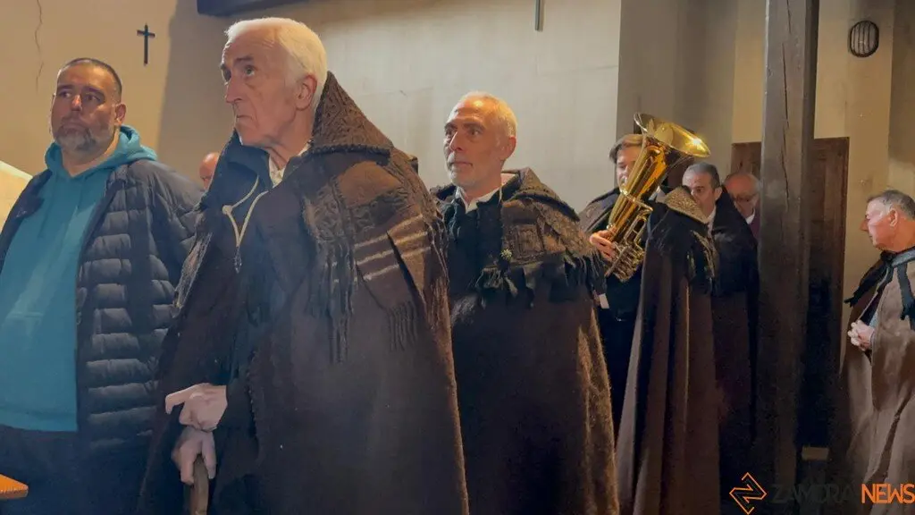 La Hermandad de las Capas Pardas dan la bienvenida a dos nuevos hermanos_2