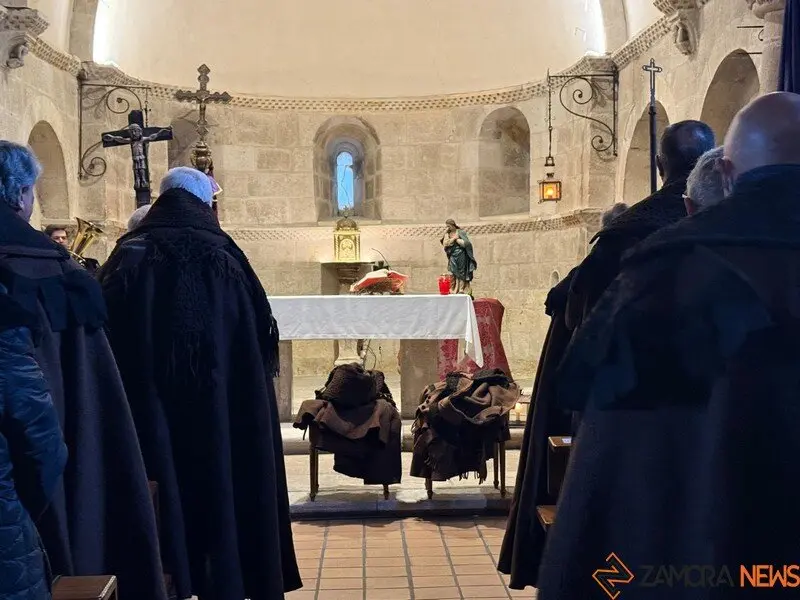 La Hermandad de las Capas Pardas dan la bienvenida a dos nuevos hermanos_5