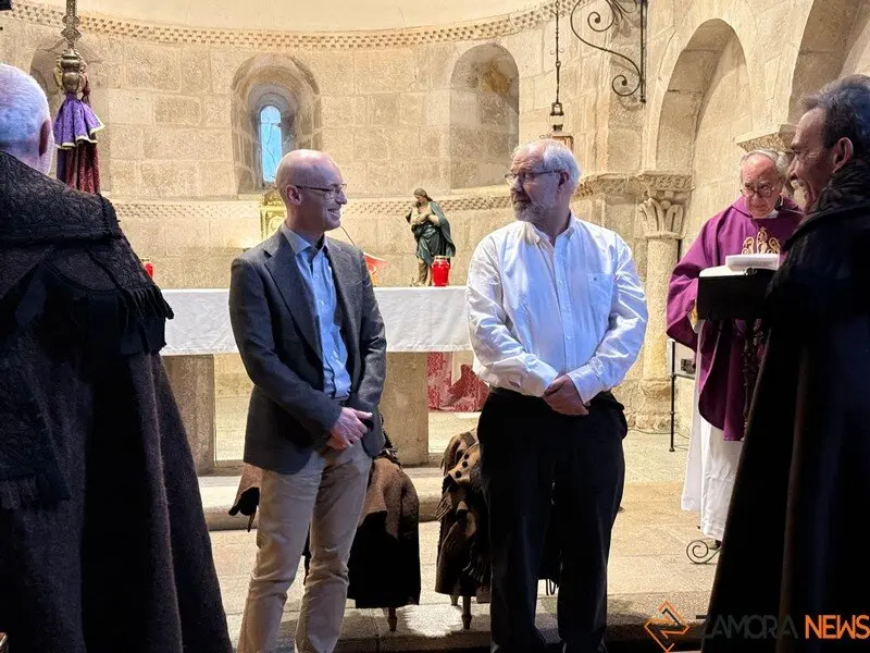 La Hermandad de las Capas Pardas dan la bienvenida a dos nuevos hermanos_6