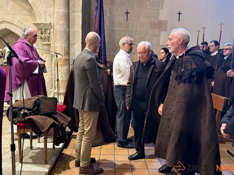 La Hermandad de las Capas Pardas dan la bienvenida a dos nuevos hermanos_7