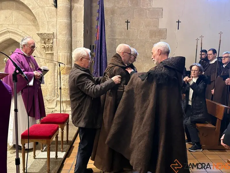 La Hermandad de las Capas Pardas dan la bienvenida a dos nuevos hermanos_8