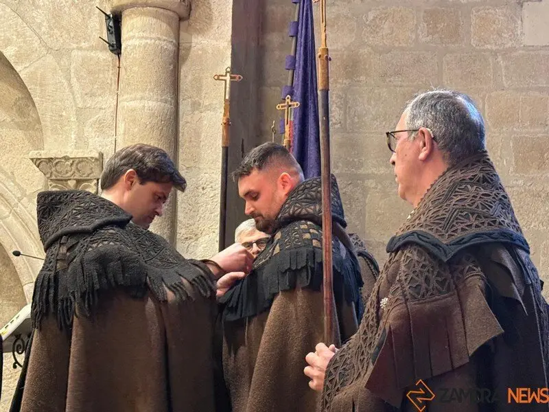 La Hermandad de las Capas Pardas dan la bienvenida a dos nuevos hermanos_10