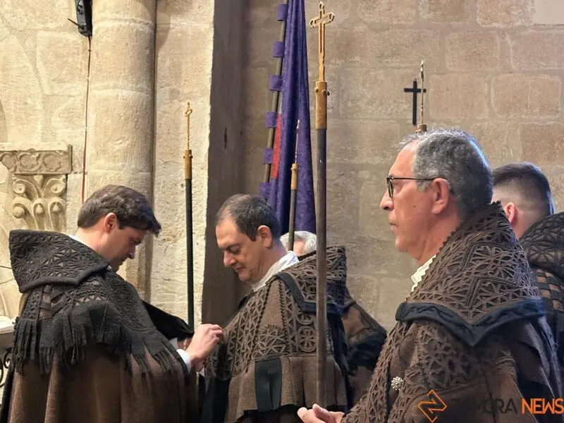 La Hermandad de las Capas Pardas dan la bienvenida a dos nuevos hermanos_11