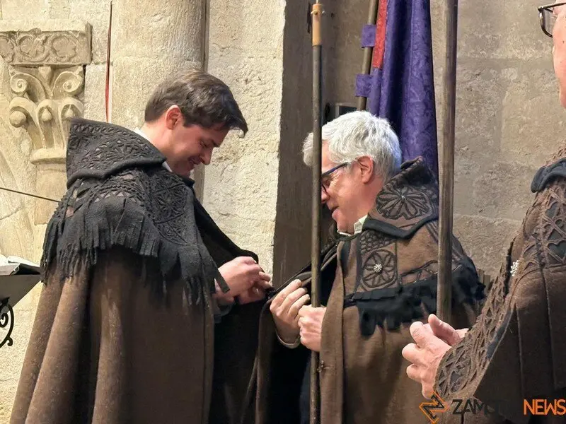 La Hermandad de las Capas Pardas dan la bienvenida a dos nuevos hermanos_12