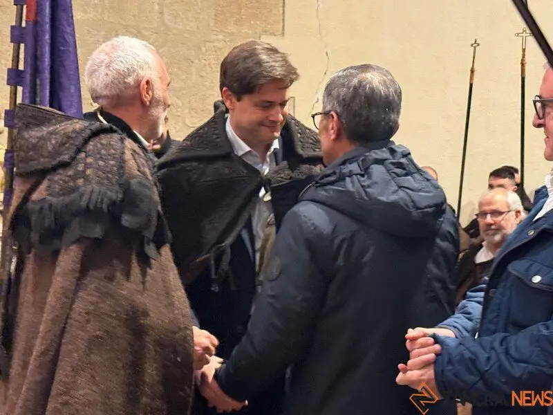 La Hermandad de las Capas Pardas dan la bienvenida a dos nuevos hermanos_14