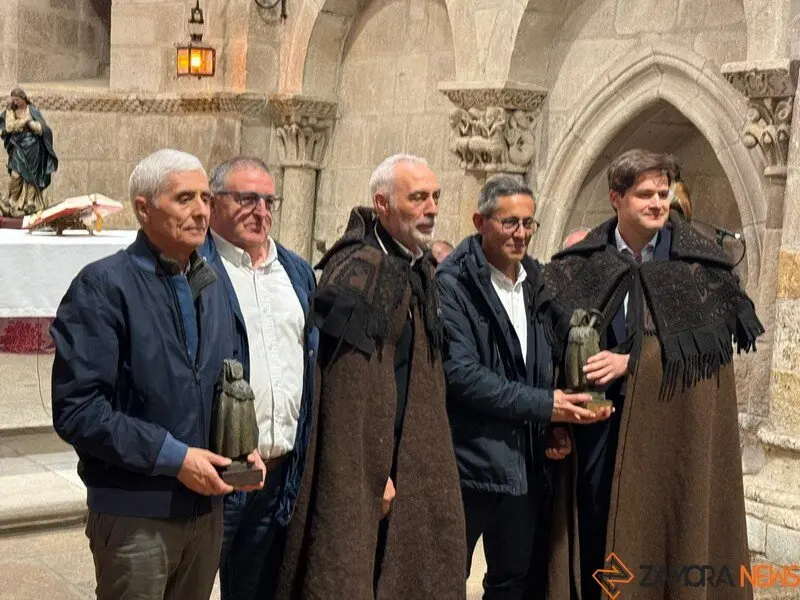 La Hermandad de las Capas Pardas dan la bienvenida a dos nuevos hermanos_15