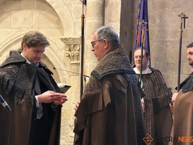 La Hermandad de las Capas Pardas dan la bienvenida a dos nuevos hermanos_16