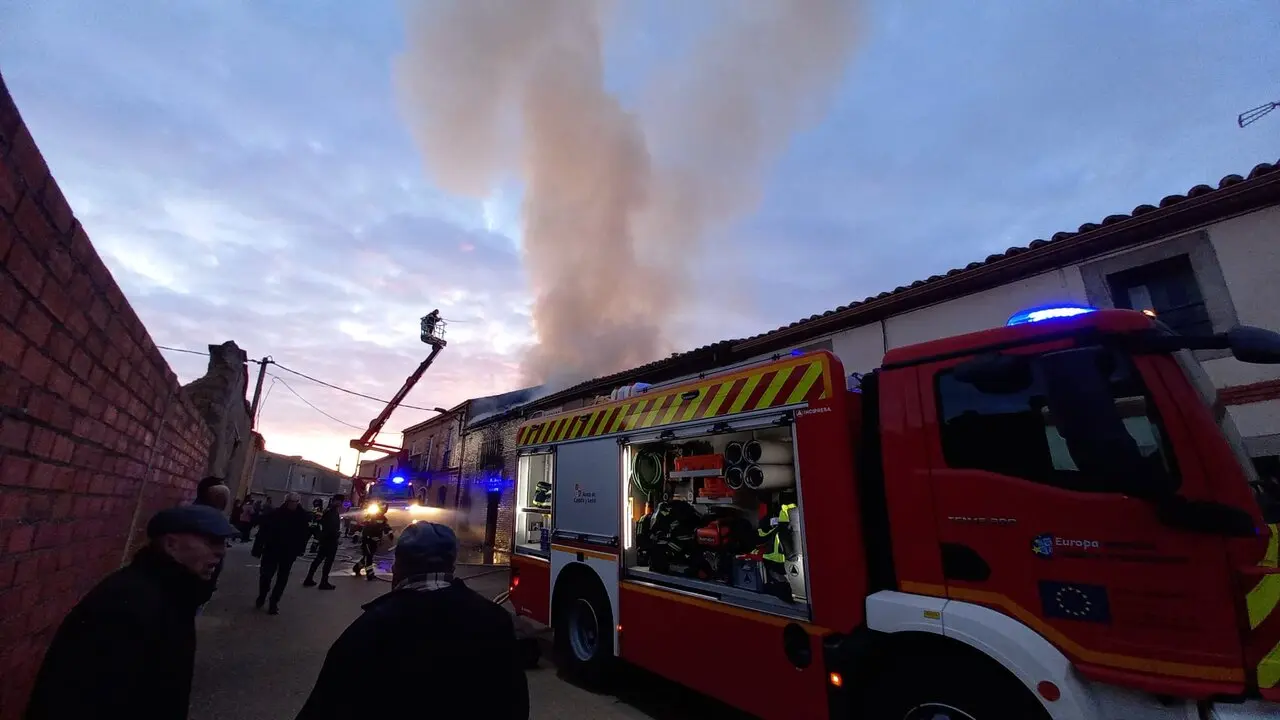 incendio de una vivienda en Pajares de la Lampreana  (3)