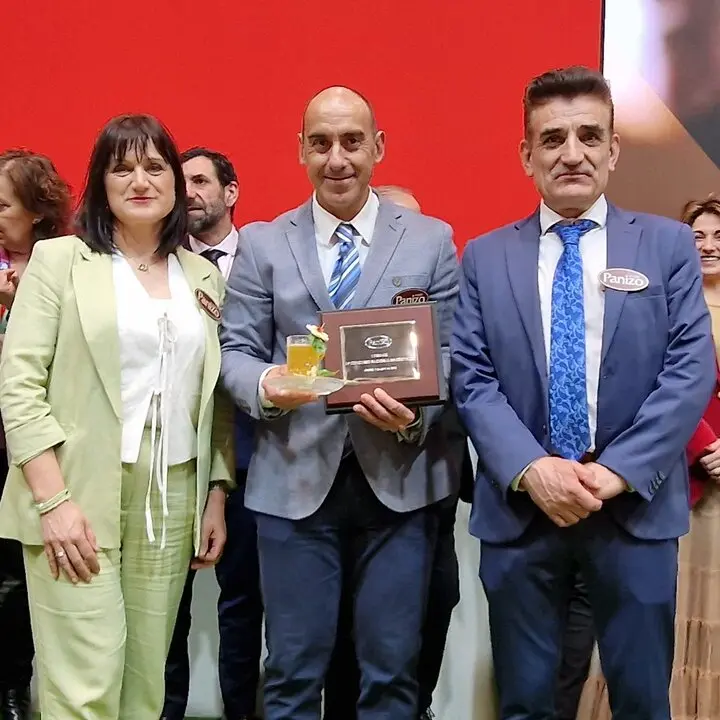 Victor Manuel Suárez, ganador del Concurso Nacional de Cócteles, con María Jesús y Jerónimo Panizo