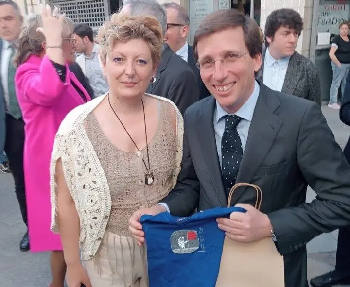 Zamora se cuela en la luna con una camiseta para el futuro hijo del alcalde de Madrid