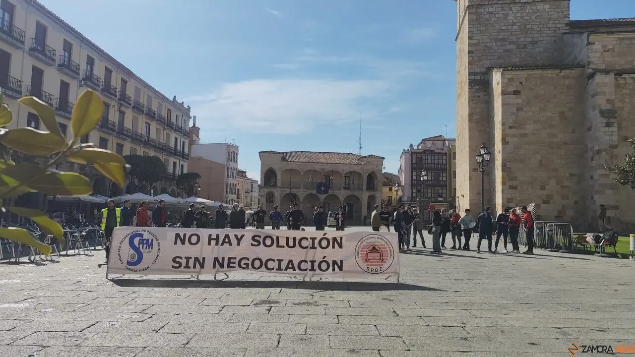 Policías y bomberos alzan la voz en la Plaza Mayor