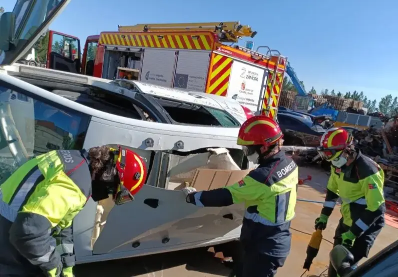 Los bomberos de Zamora se entrenan en rescates de tráfico con simulacros de alta precisión. IMAGEN de Diputación de Zamora