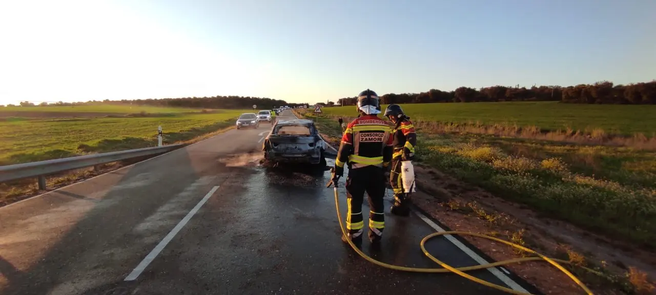 bomberos apagando el fuego de un coche