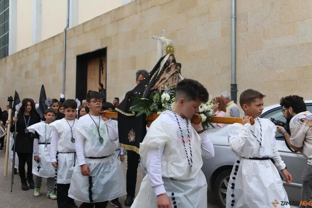 Colegio Nuestra Señora del Rocío - Fundación Amor de Dios, procesión de Nuestra Madre de las Angustias