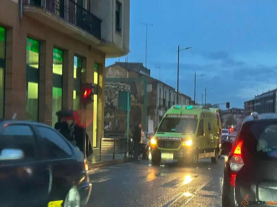 Herido un joven de 20 años tras una caída con su moto en la Ronda de la Feria