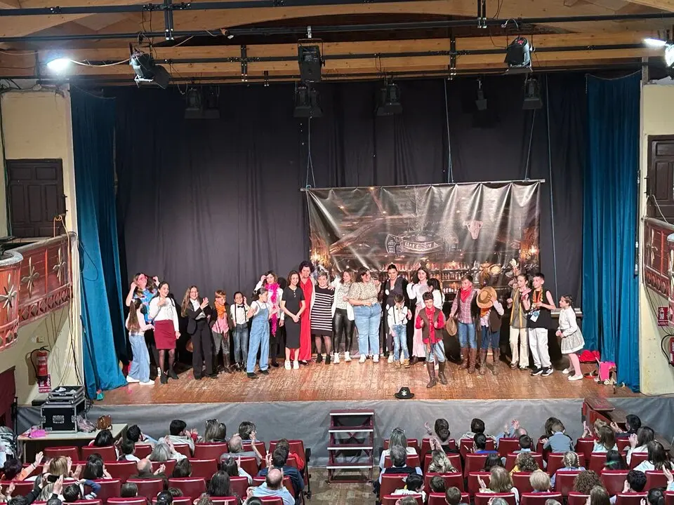 Éxito Rotundo en el Teatro Municipal de Fuentesaúco con “Luces, Cámara y Desesperación”