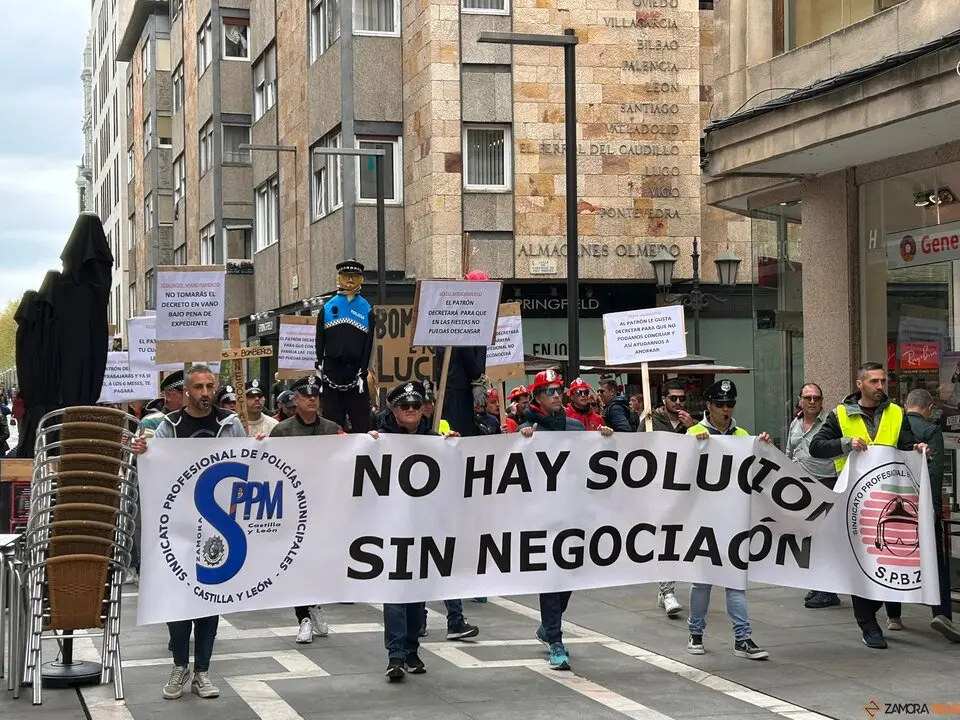 Protesta de los bomberos y policías municipales de Zamora