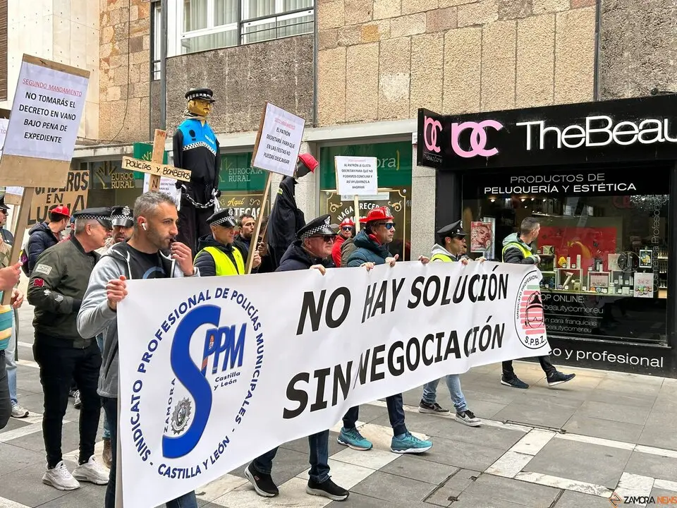 Protesta de los bomberos y policías municipales de Zamora