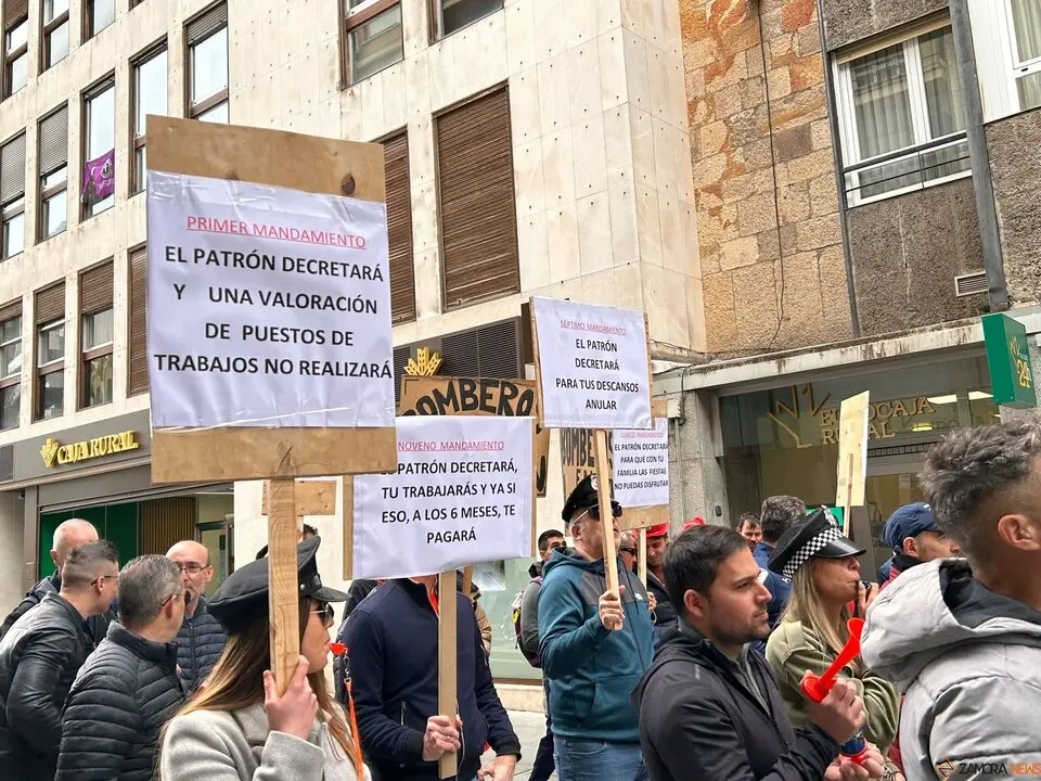 Protesta de los bomberos y policías municipales de Zamora