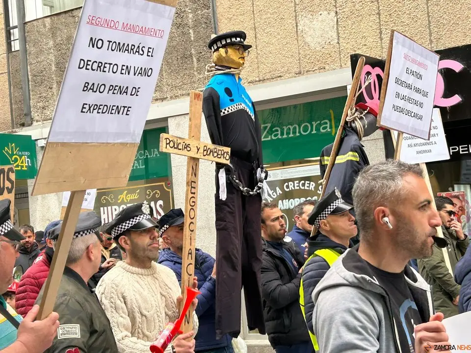 Protesta de los bomberos y policías municipales de Zamora