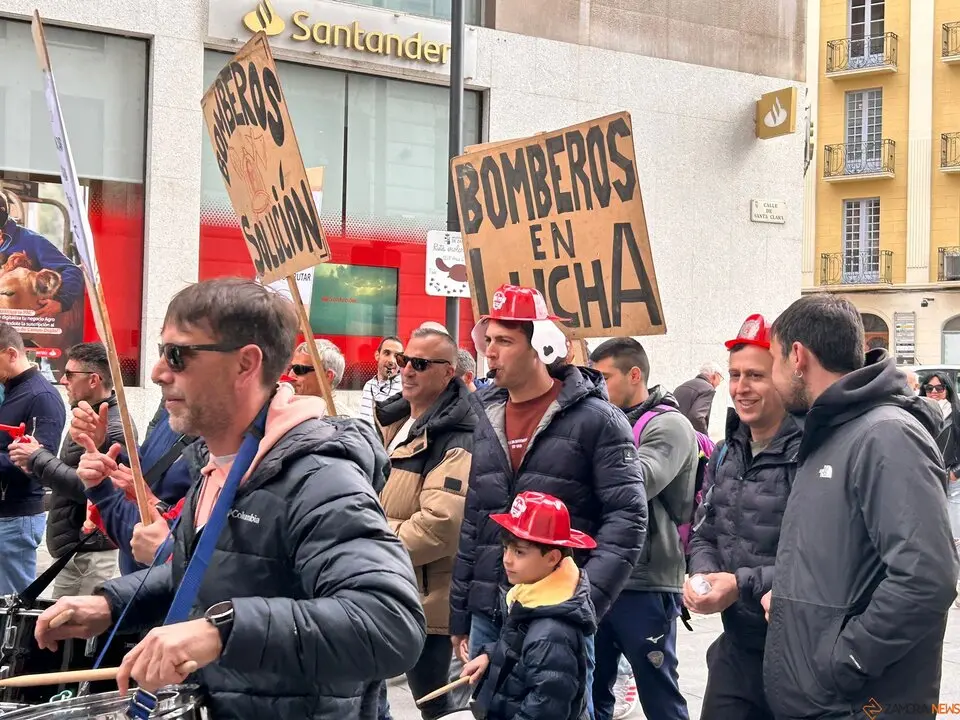Protesta de los bomberos y policías municipales de Zamora