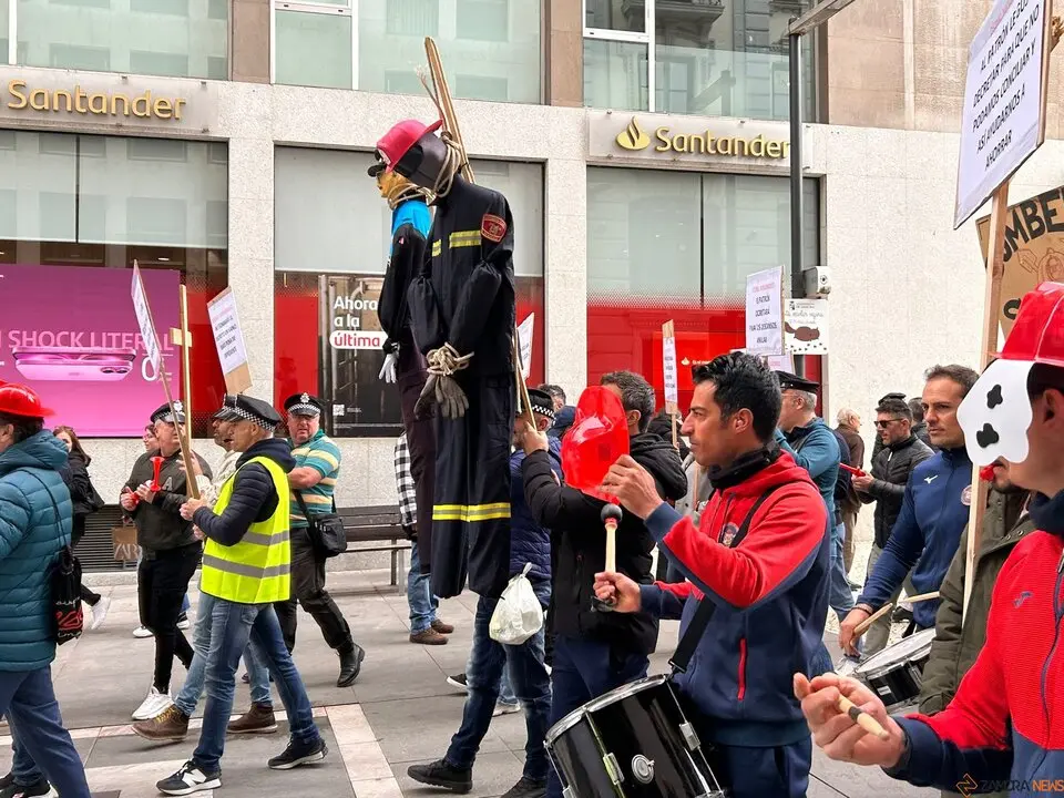 Protesta de los bomberos y policías municipales de Zamora