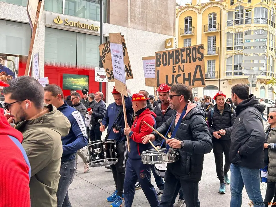 Protesta de los bomberos y policías municipales de Zamora