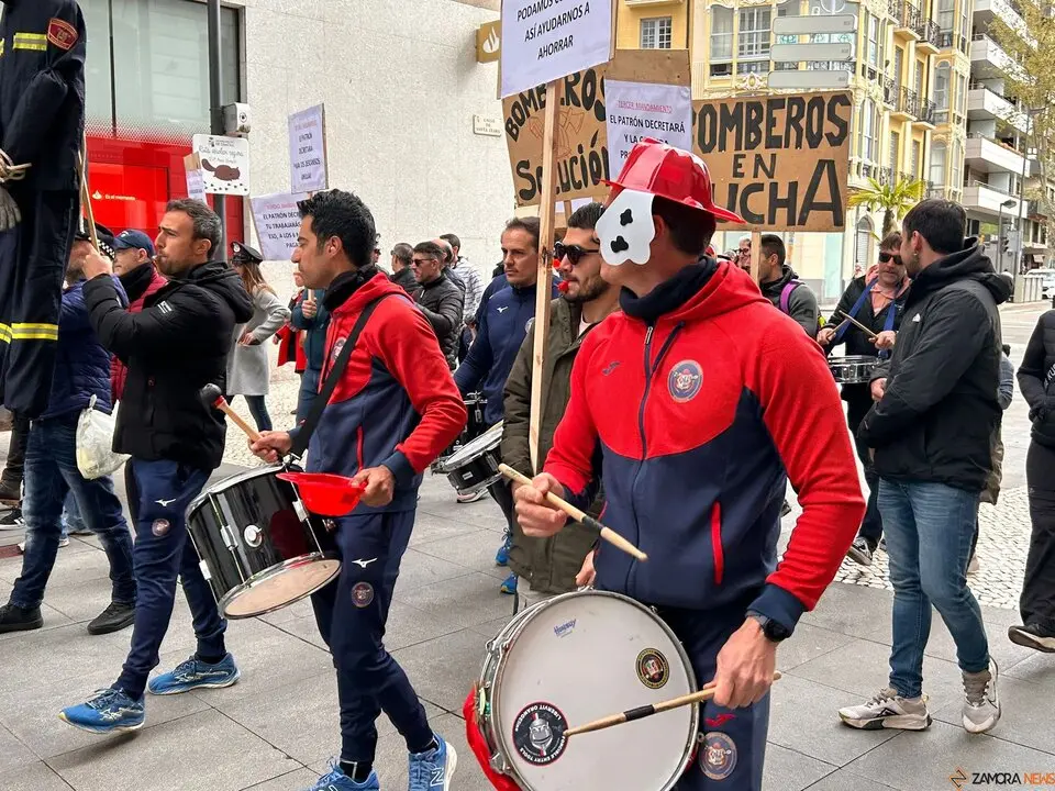 Protesta de los bomberos y policías municipales de Zamora