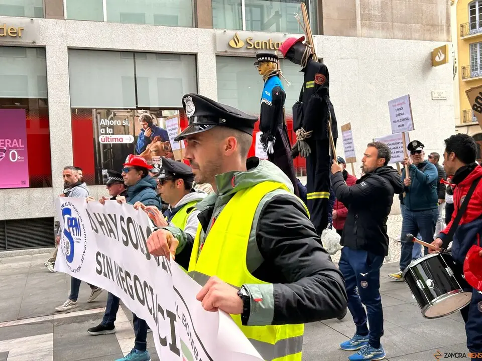 Protesta de los bomberos y policías municipales de Zamora