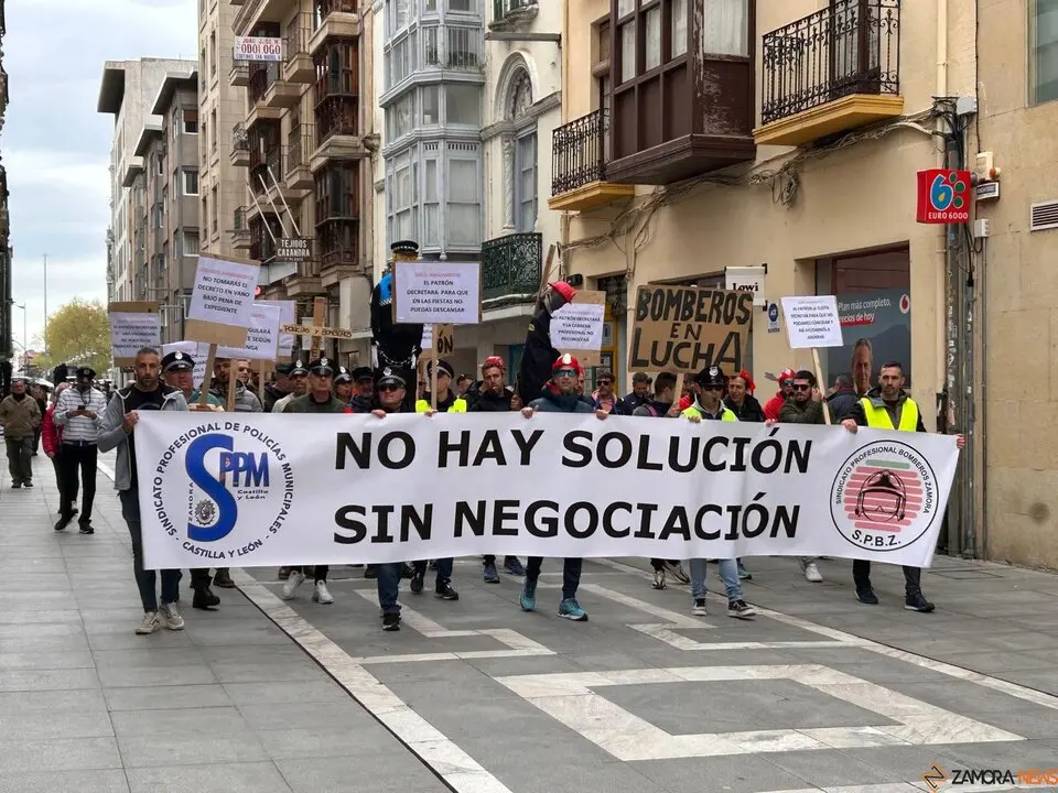 Protesta de los bomberos y policías municipales de Zamora
