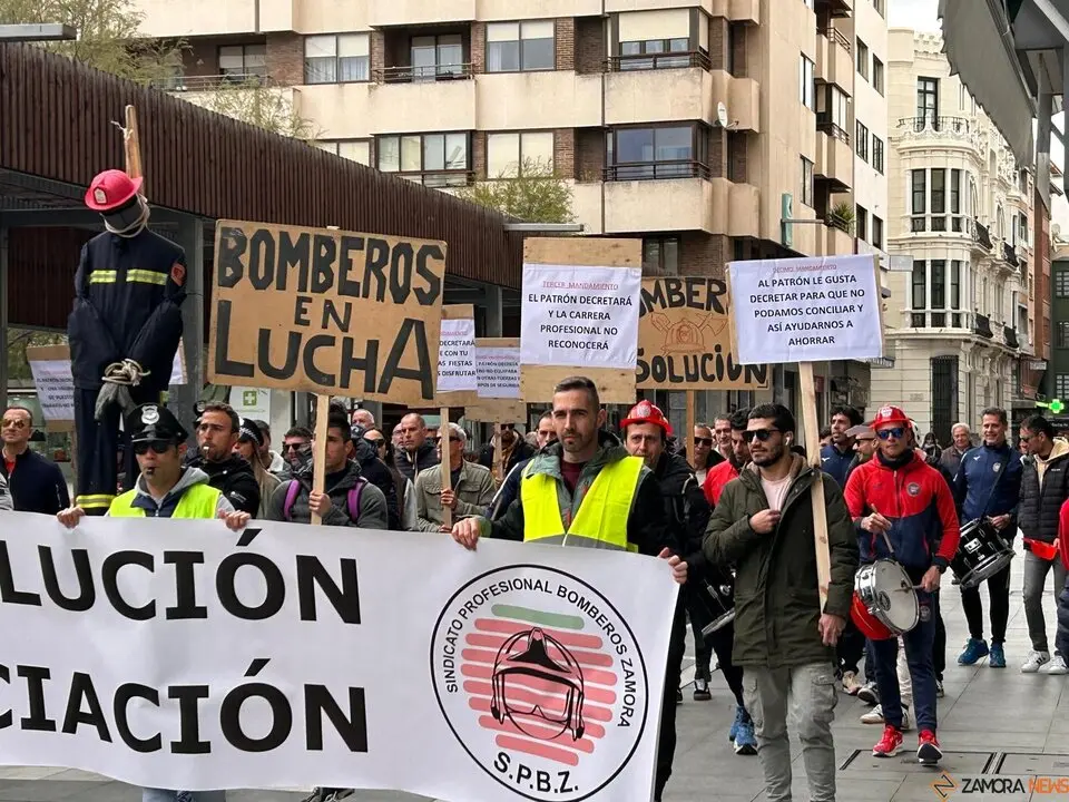 Protesta de los bomberos y policías municipales de Zamora
