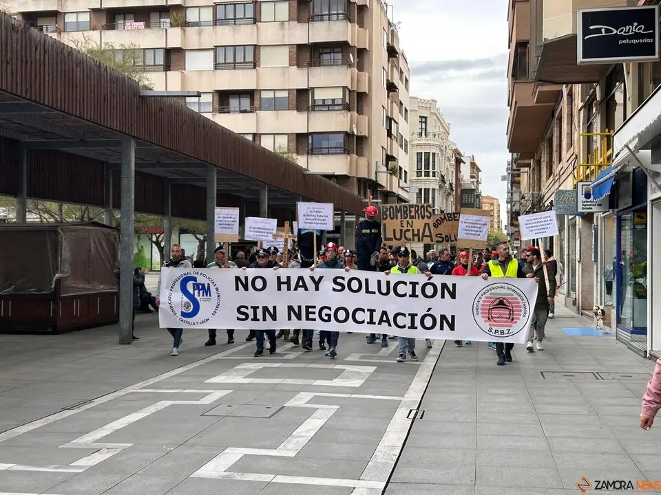 Protesta de los bomberos y policías municipales de Zamora
