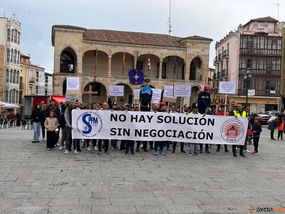 Protesta de los bomberos y policías municipales de Zamora