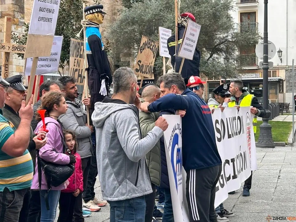 Protesta de los bomberos y policías municipales de Zamora