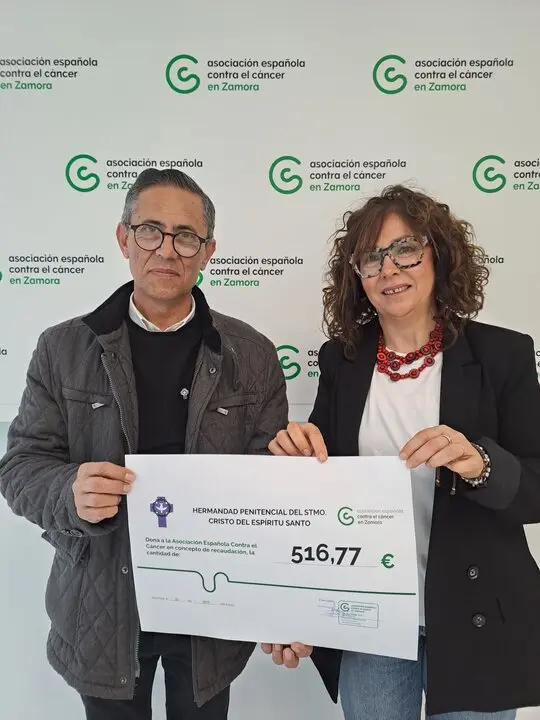 La Hermandad del Santísimo Cristo del Espíritu Santo entrega un donativo solidario a la AECC de Zamora
