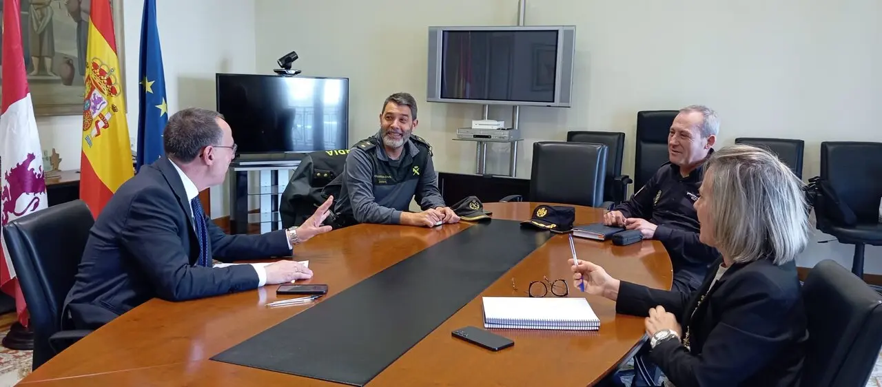 reunión de guardia civil y policía nacional