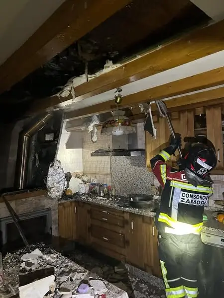 Un incendio nocturno en Molezuelas obliga a una compleja intervención de los bomberos