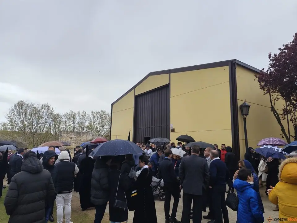 La lluvia frustra la salida del Santo Entierro en Zamora