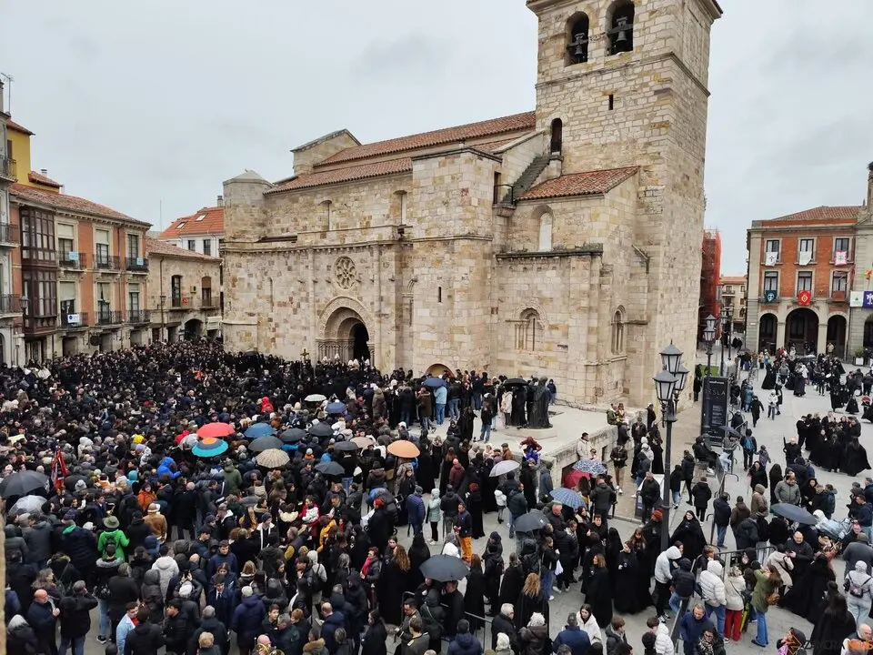 Procesión SUSPENDIDA pero la Soledad no se queda sola: la lluvia frena la procesión, pero no la devoción de Zamora