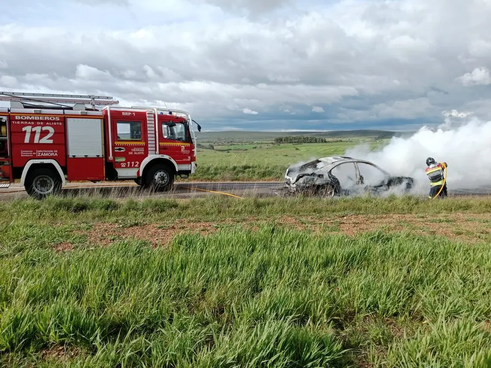 Un coche arde en plena carretera en Losacino