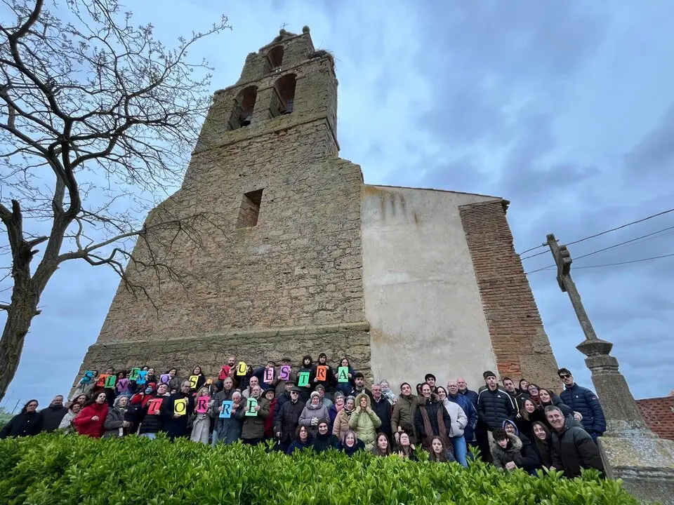 Un mural humano clama en Vega de Villalobos por la salvación de su torre