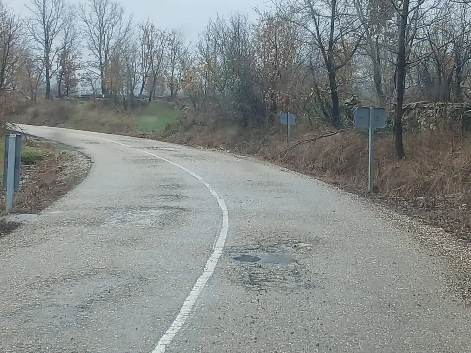 La carretera entre Ferreras de Arriba y Villardeciervos