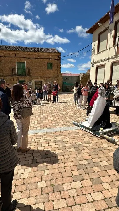 Domingo de resurrección. La Virgen del Rosario y el Niño Jesús en Fuentes de Ropel
