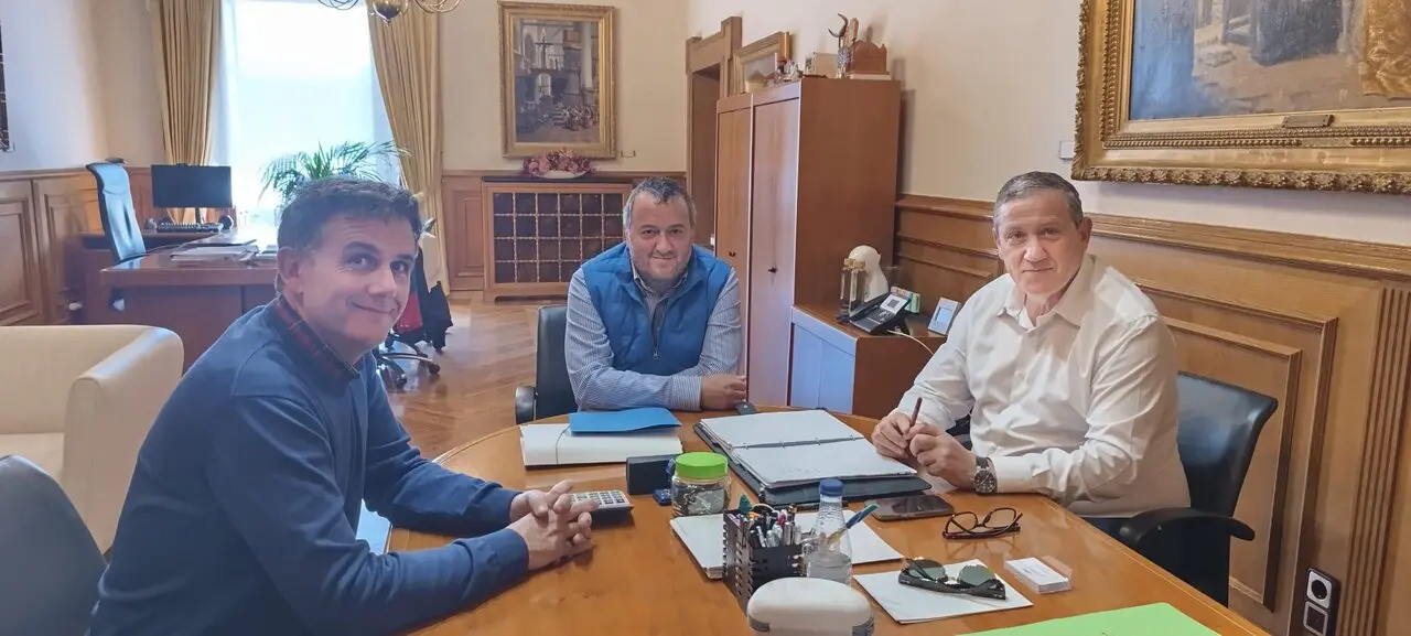 reunión mantenida recientemente entre presidente de la Diputación, Javier Faúndez Domínguez, el alcalde de Cobreros, Luis Miguel López Fernández, y el diputado provincial por Sanabria-La Carballeda, Ramiro Silva Monterrubio.
