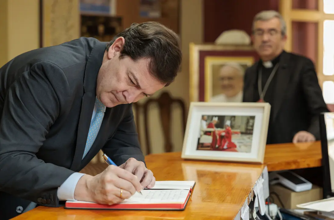 Mañueco Firma en el libro de condolencias