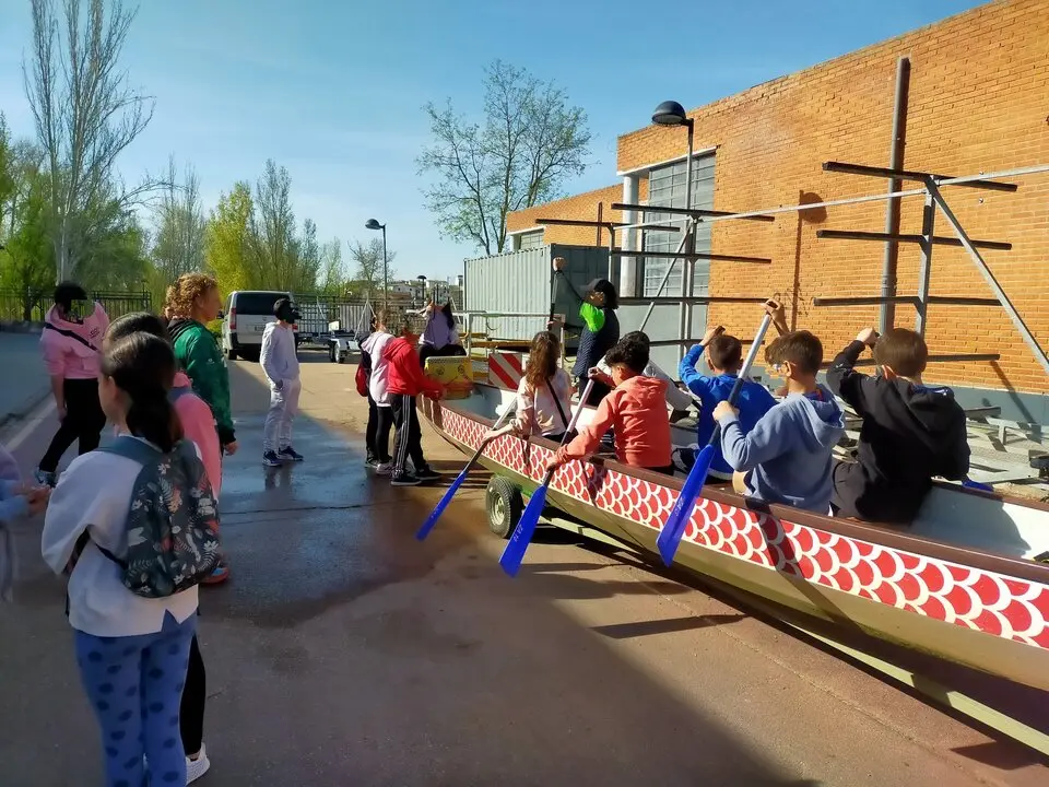 Colegio La Candelaria se sumerge en el mundo del piragüismo