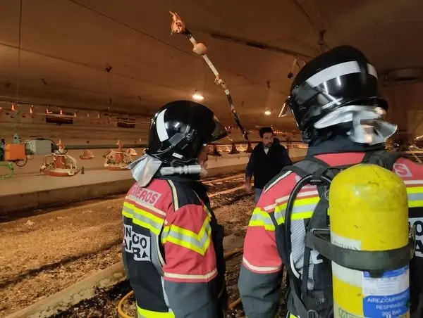 Un incendio calcina una nave avícola en Coomonte de la Vega