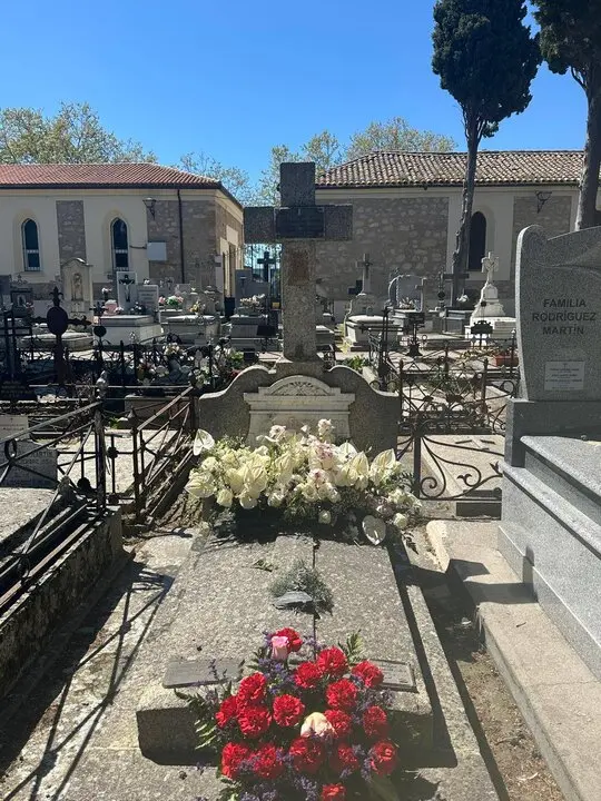 flores en la tumba de Ramón Álvarez